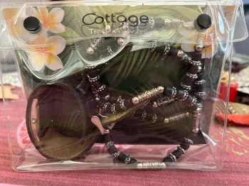 Lot de bijoux divers et sa vanity offerte