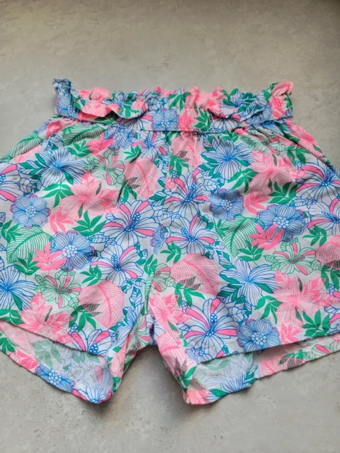 Joli short 8 ans neuf sans etiquette