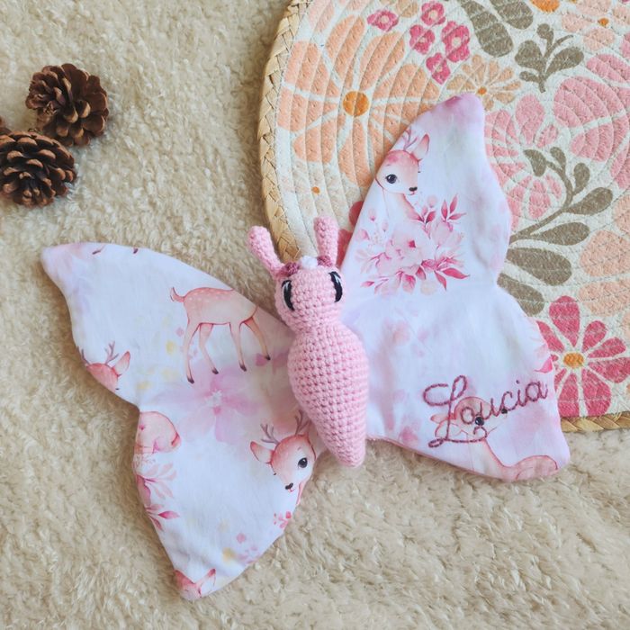 Doudou lange Marion le Papillon en crochet fait main cadeau de naissance personnalisable