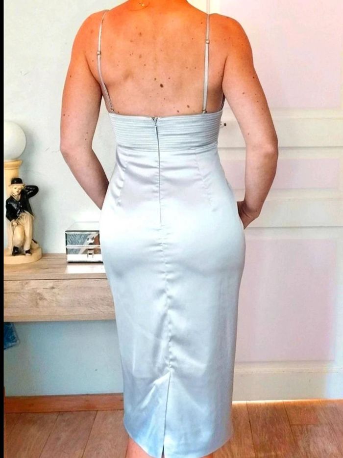 Robe  crayon empire  -  Satin  - gris  argenté - House  of  CB  - S=XS  actuel  - Neuve - photo numéro 3