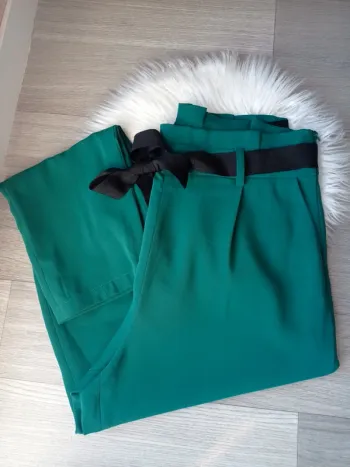 Magnifique pantalon habillé style Chino beau vert avec ceinture noire intégrée T.M Orfeo