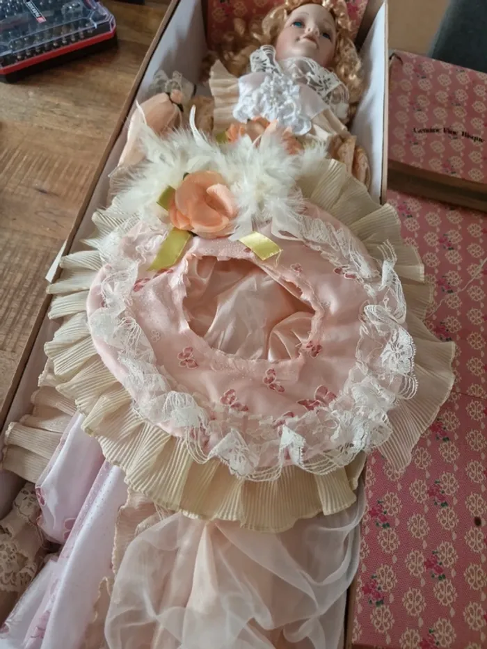 Très grand poupée en porcelaine - photo numéro 4