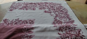 Nappe fleurie bordeaux-blanc