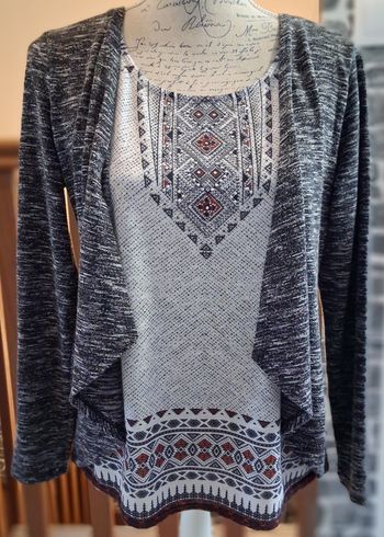 Pull fin gris et blanc à strass en trompe l'oeil