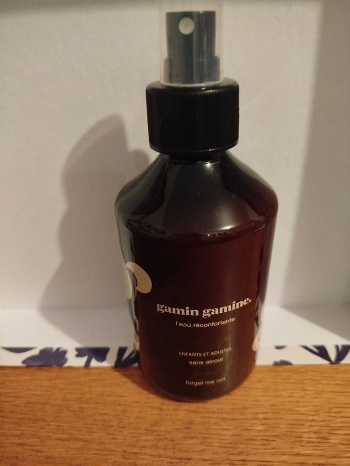 Gamin gamine l'eau réconfortante