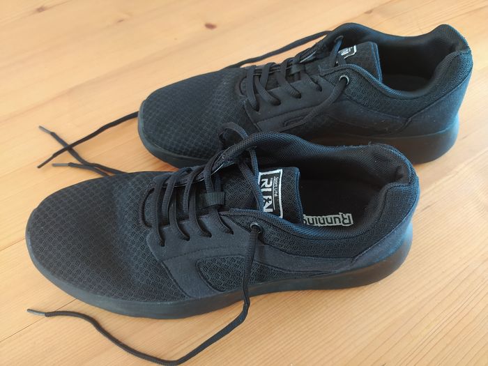 Paire de baskets noire - photo numéro 3