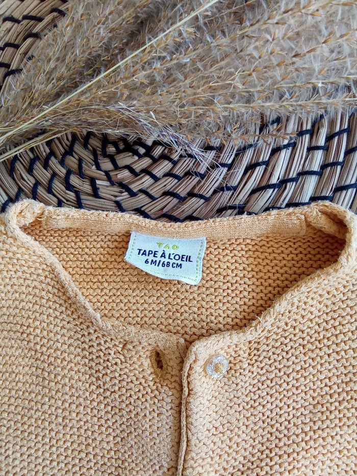 Gilet moutarde+ tee shirt marine imprimé TAO 6 mois - photo numéro 4