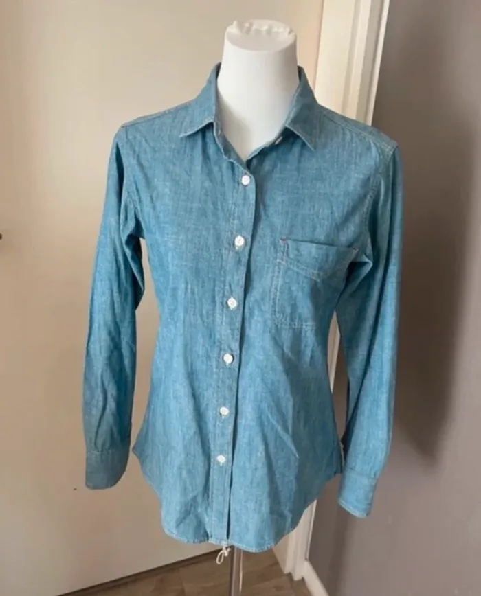 Inès de la Fressange by Uniqlo,  chemise en denim bleu Taille S./36.