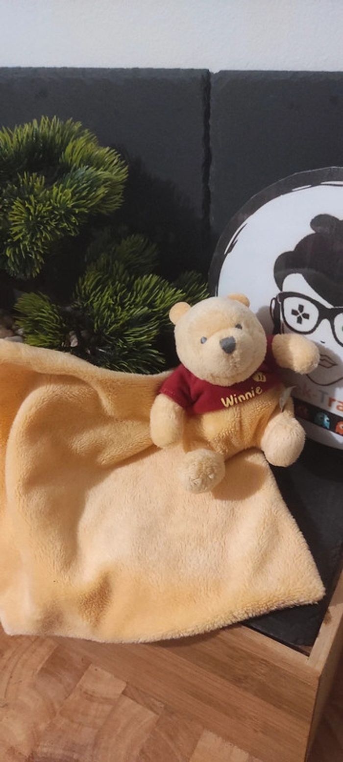Disney Doudou Winnie L'ourson Rouge Jaune Mouchoir Couverture nicotoy feuille t-shirt
