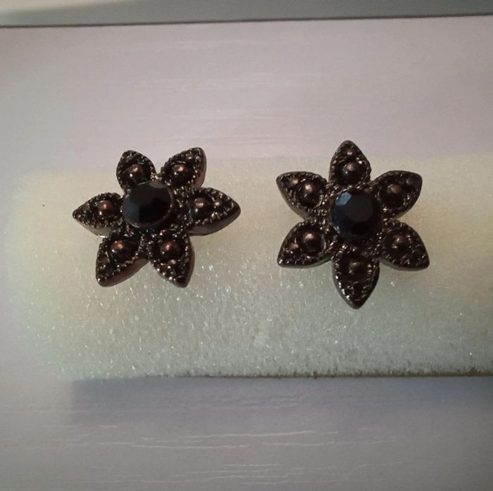 Boucles d'oreilles en forme de fleur noir En très bon état - photo numéro 3