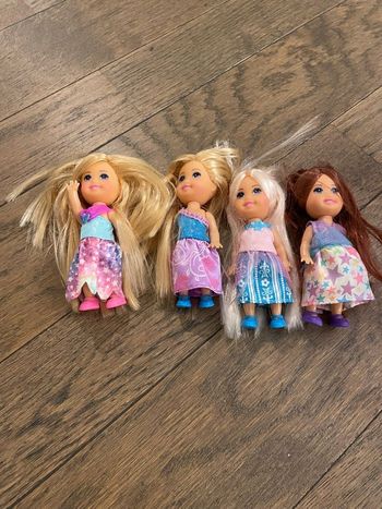 Lot de 4 petites poupées 