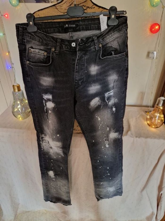 Jean délavé et troue