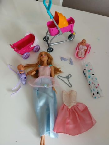 lot Barbie avec bebe et accessoire