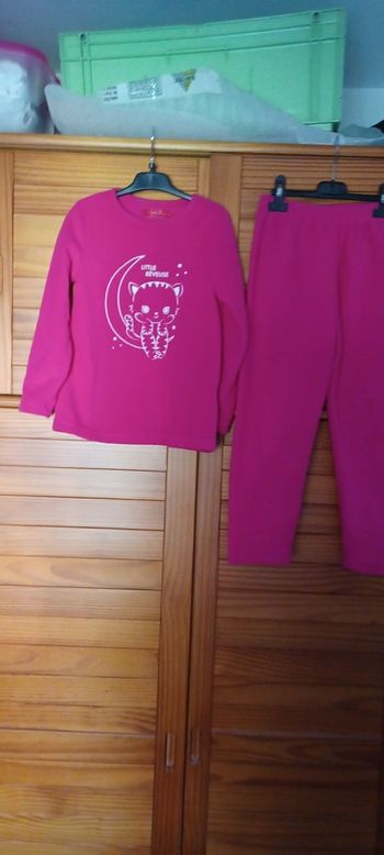 Très beau pyjama 2 pièces fille T 8 ans 