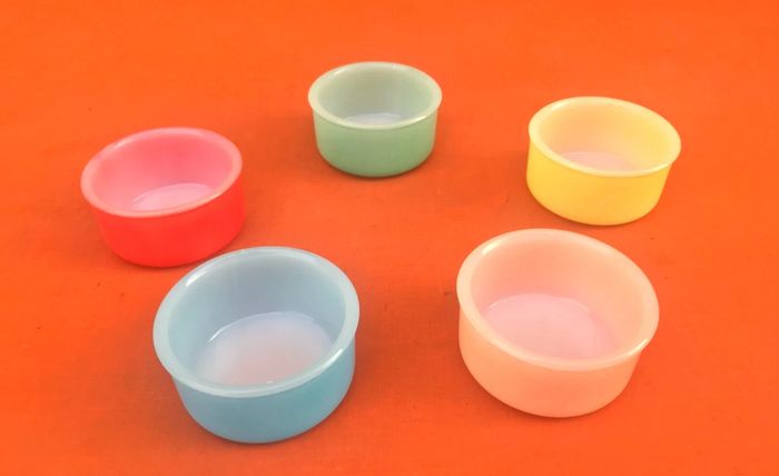 Années 1960  5 ramequins  Verre opalin coloré  Flanc Lyonnais  Arcopal France - photo numéro 8