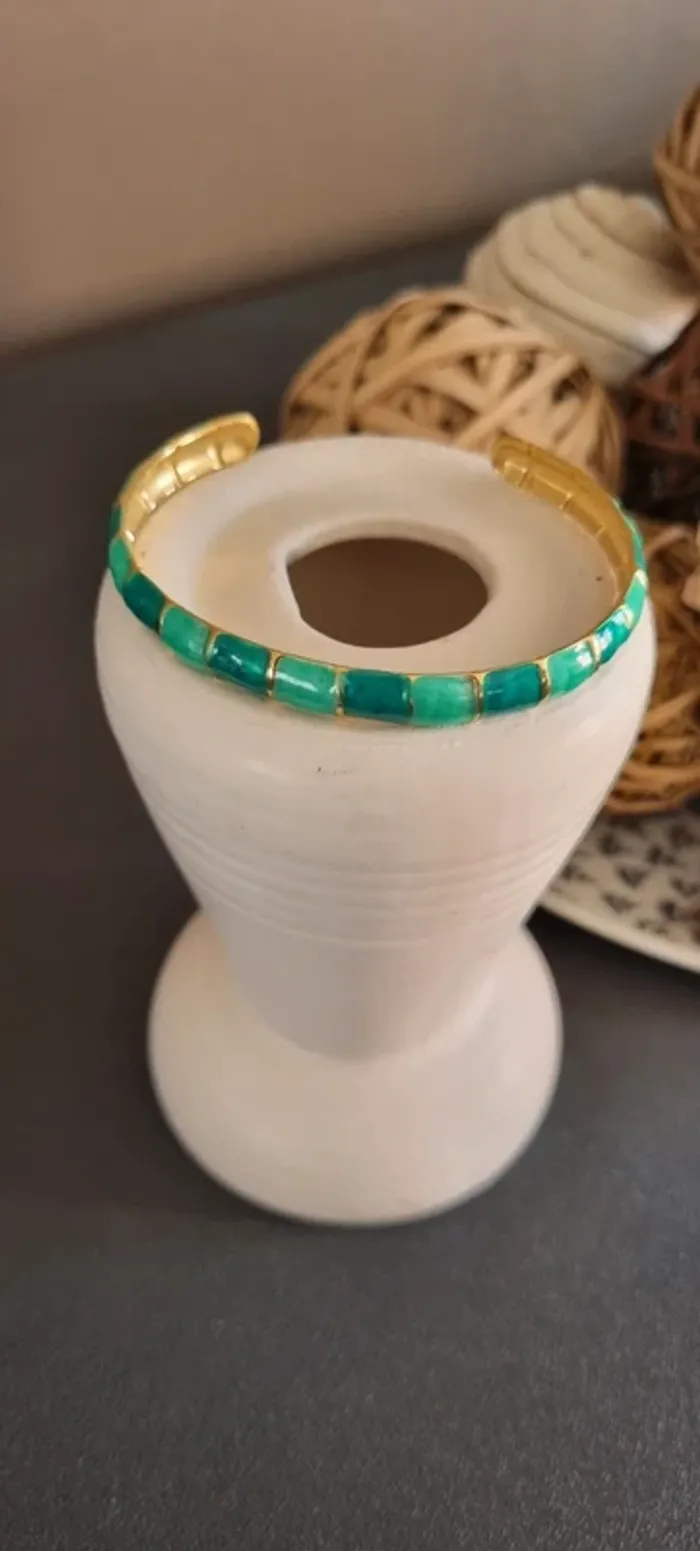 Bracelet jonc doré et vert émeraude - photo numéro 2