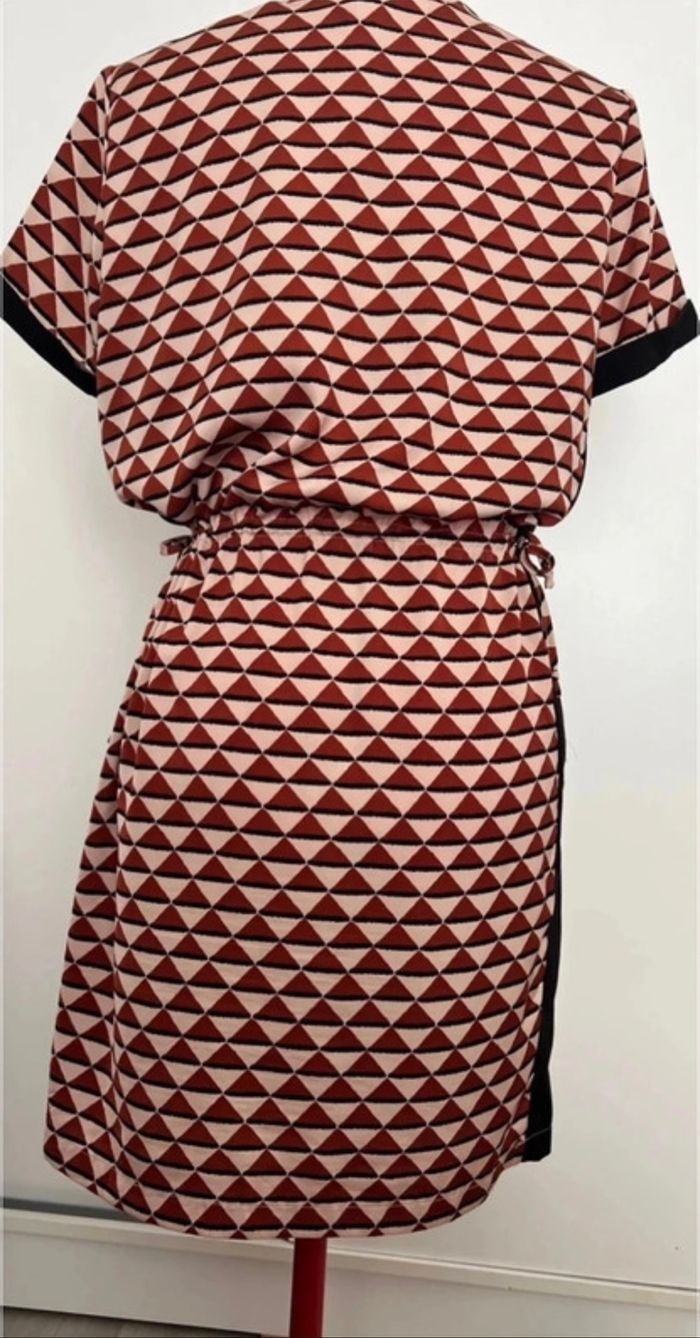 Robe droite imprimé graphique beige bordeaux noir à ceinturer Scotch and Soda - photo numéro 5