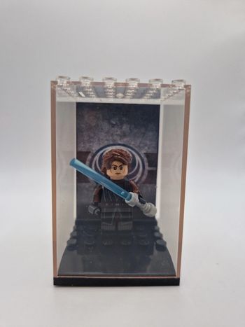 Figurine type lego Jedi Anakin star wars dans une vitrine individuelle avec fond