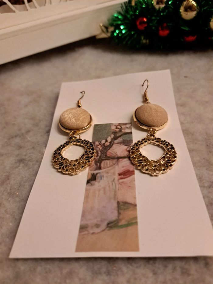 Boucles d'oreilles pendante beige doré - photo numéro 8