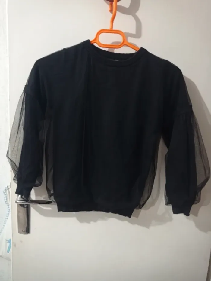 Pull noir recouvert de tulle