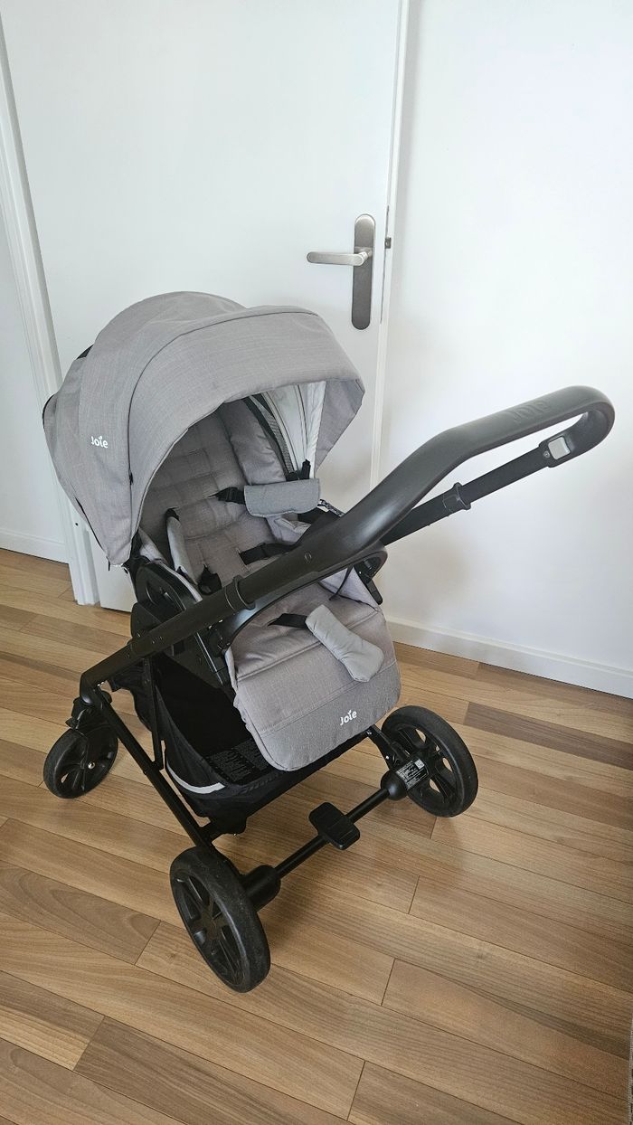 Poussette trio chrome de chez JOIE