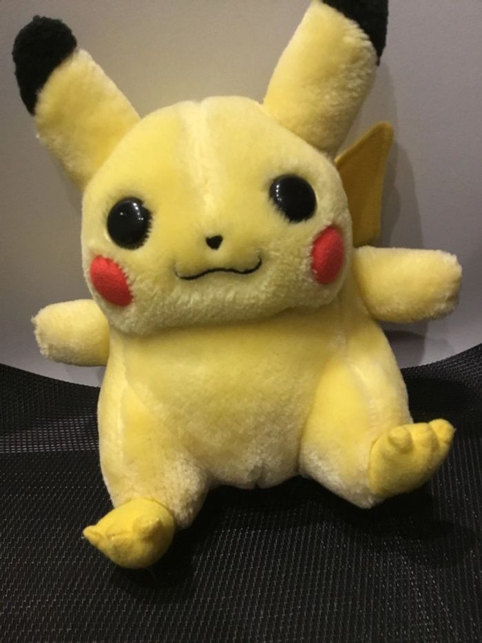 Pokémon Peluche Pikachu 18cm environ vintage Hasbro Nintendo officielle - photo numéro 3