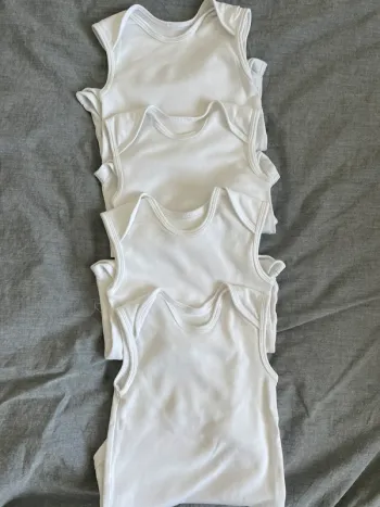 Lot de 4 bodies sans manches 