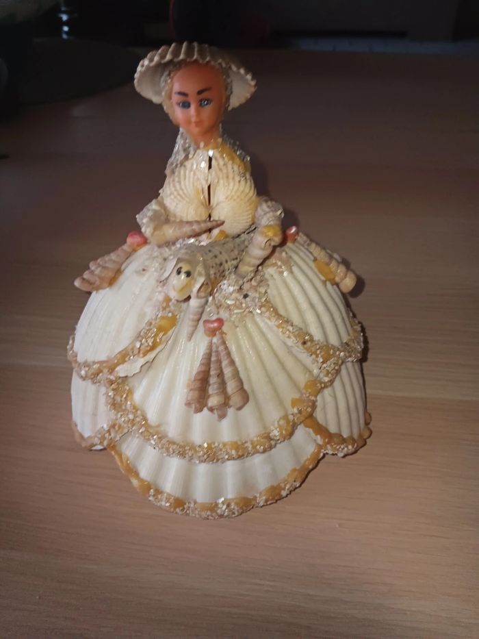 poupée  en coquillage