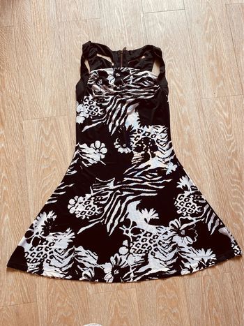 Robe noire et blanche