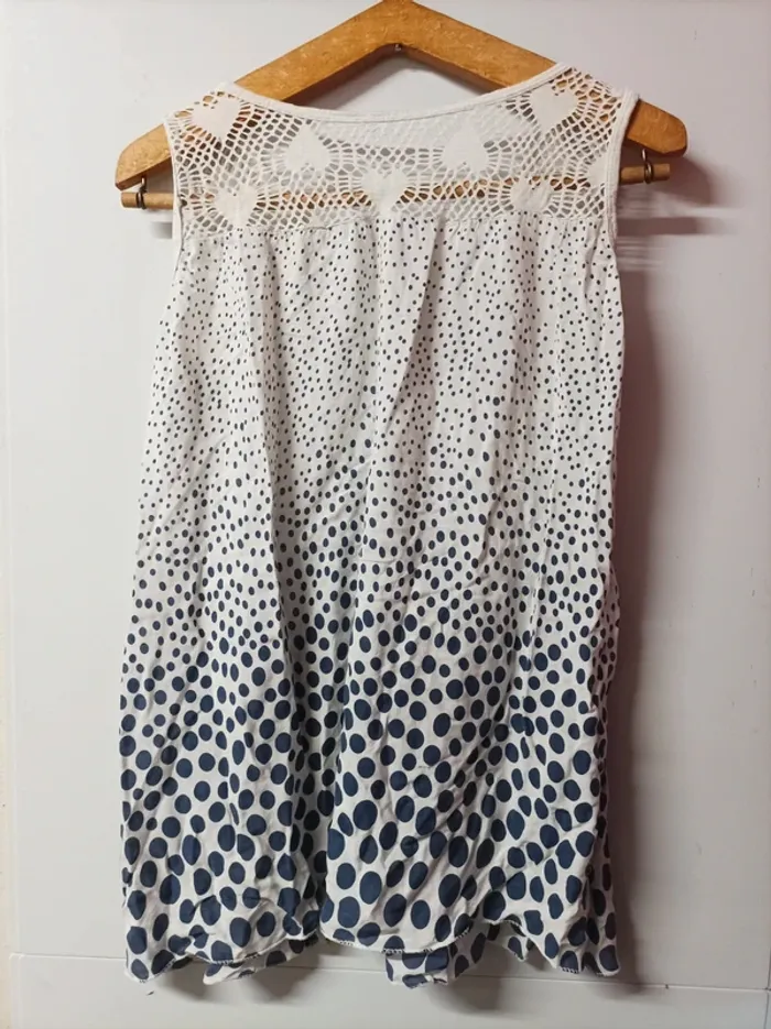Top à pois bleus et blanc - photo numéro 2