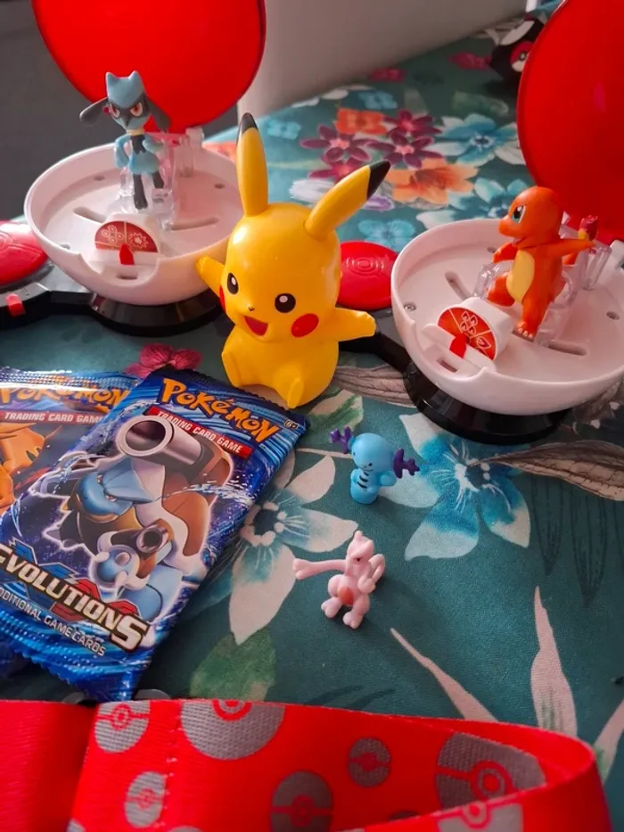 Magnifique lot de pokeball toupie avec figurine ceinture cartes pokemon neuve non officiel - photo numéro 5
