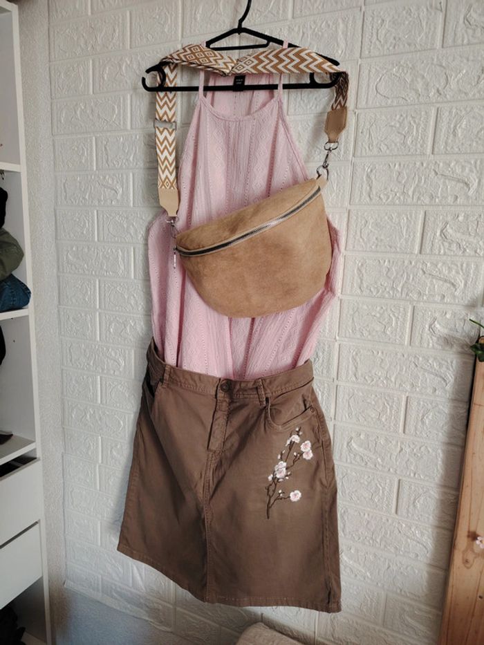 Ensemble jupe kaki, top rose et banane - photo numéro 4