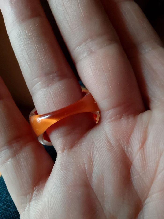 Jolie bague fantaisie en résine - photo numéro 2