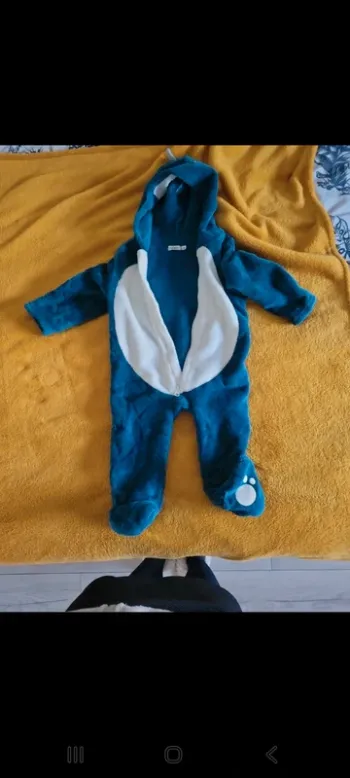 Surpyjama 12 mois gemo très peu porté 
2 3 fois 
Antidérapant ce décolle a un pied voir photo