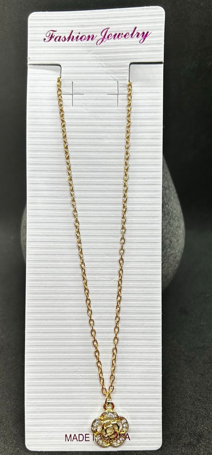 Collier fleurs ras du coup - photo numéro 2