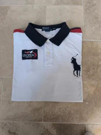 Joli Polo Ralph Lauren XXL blanc logo marine US Open 2008 collector tâché