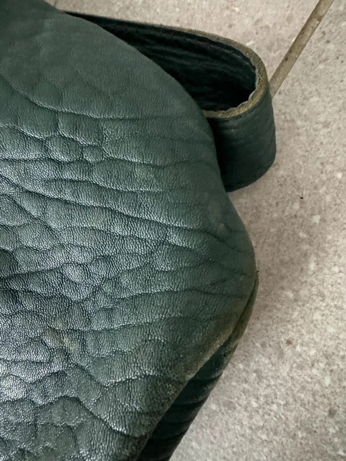 Sac à dos vert Création sacs mary, bon état mais il y a des marques d'usures, 21x31cm - photo numéro 3