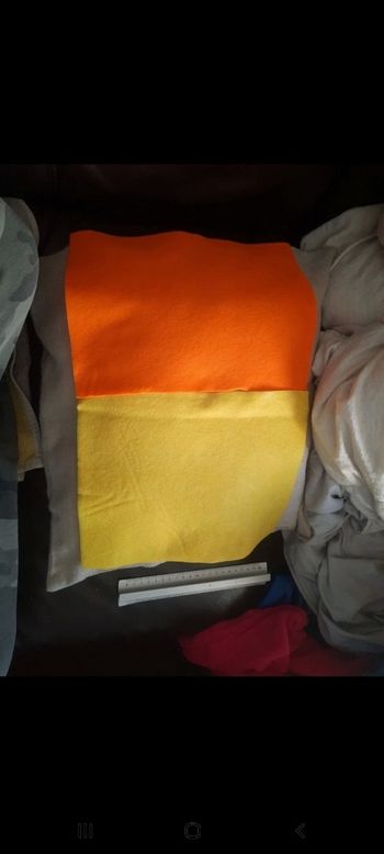 2 feuilles feutrine 2 jaune et 2 orange