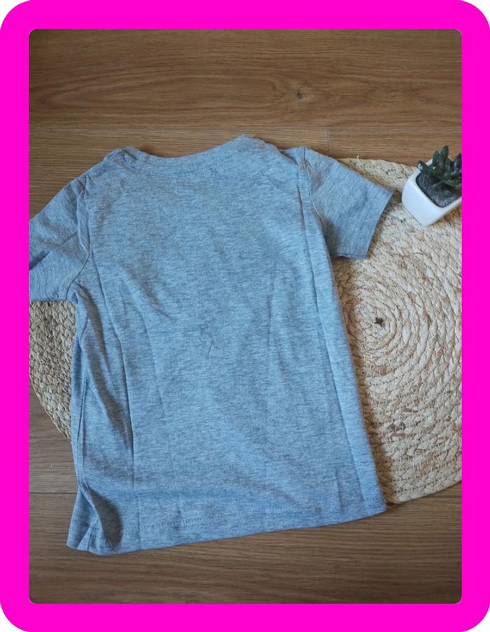 Tee-shirt taille 4ans stone legend en très bon état - photo numéro 2