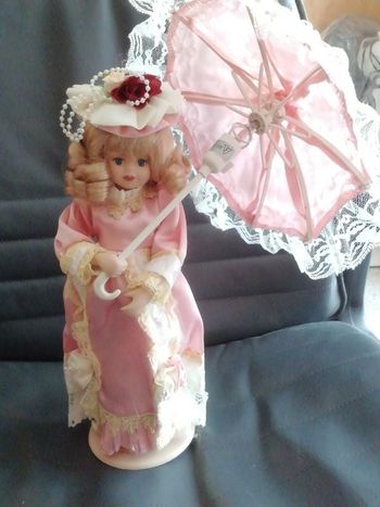 Poupée de collection avec parapluie
