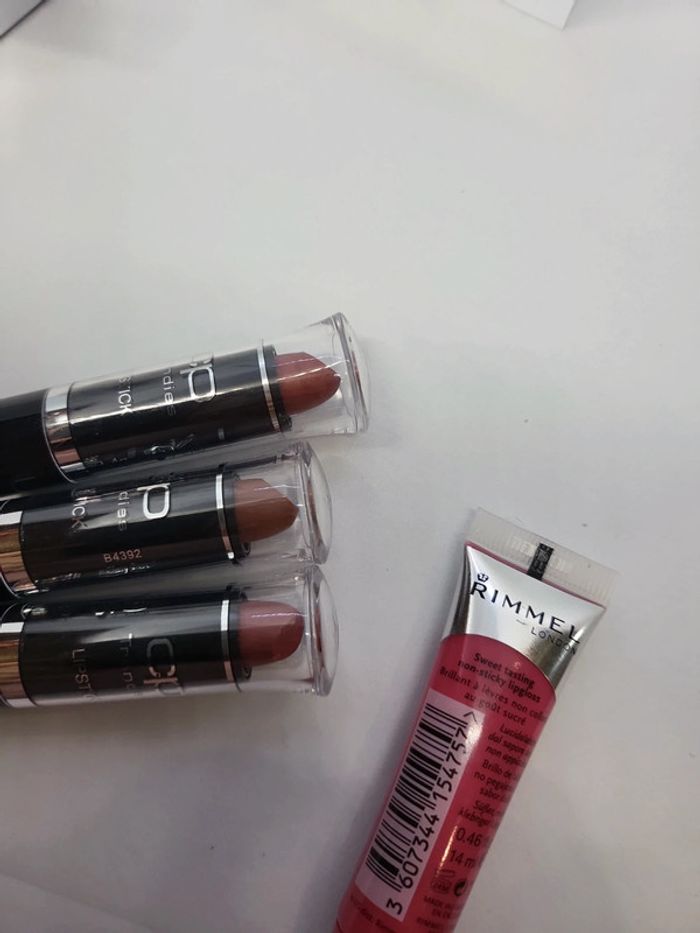 Lot 3 rouges à lèvres et un gloss - photo numéro 6
