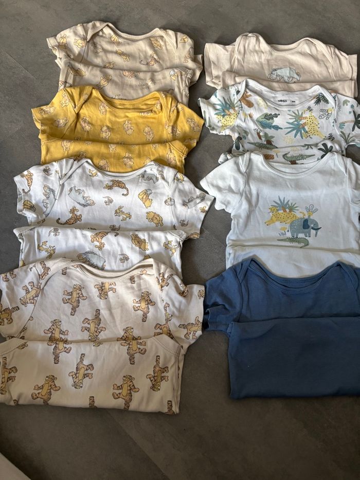 Super lots de 8 bodies manches courtes