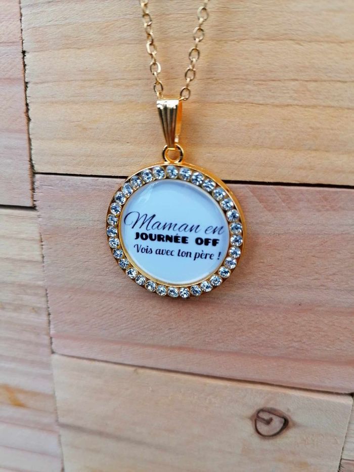 Collier avec pendentif strass personnalisé " maman en journée of vois avec ton père". Cadeau fête des mères, maman. - photo numéro 3