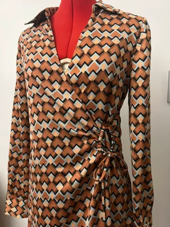 Robe portefeuille satinée imprimé graphique orange Mango