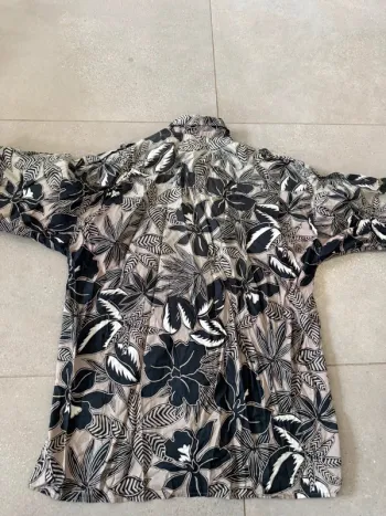 Chemise iblues, taille 44, bon état mais il manque le deuxième bouton