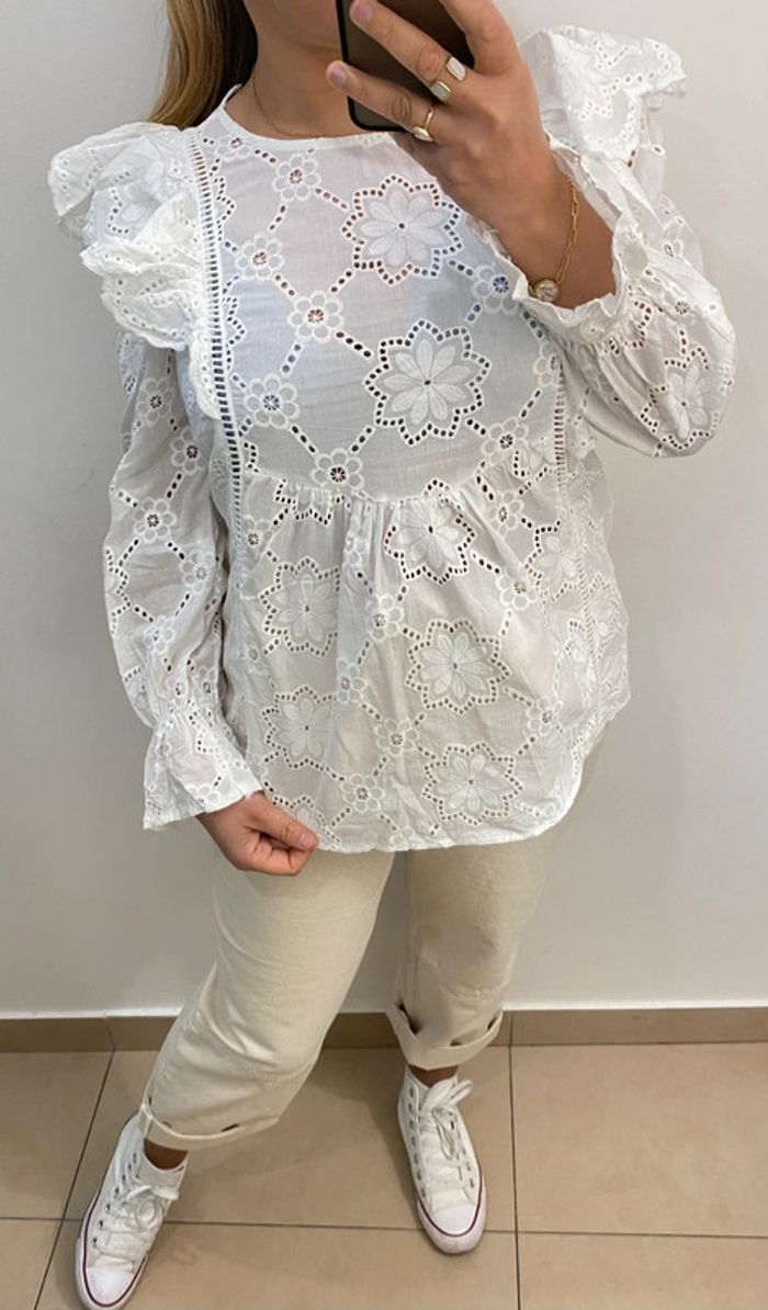 Jolie Blouse Romantique Avec Broderie Anglaise Er Volant Taille S-M - photo numéro 4