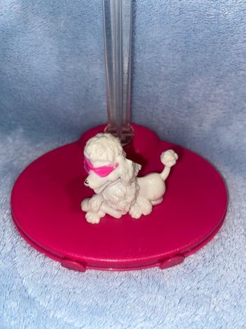 Caniche blanc à lunettes roses Barbie