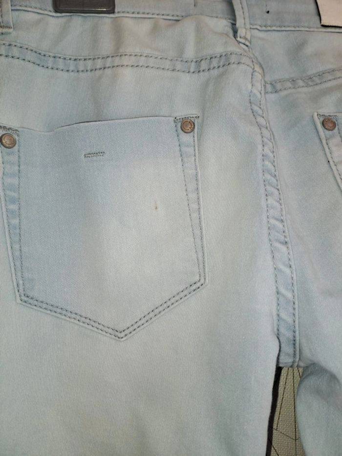 Jean femme clair slim Jennyfer 34 1 micro tâche sur une fesse - photo numéro 6