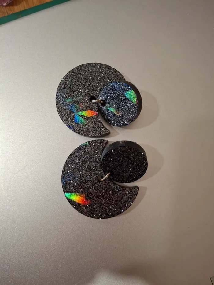 Boucles d'oreilles noir holo en résine - photo numéro 3