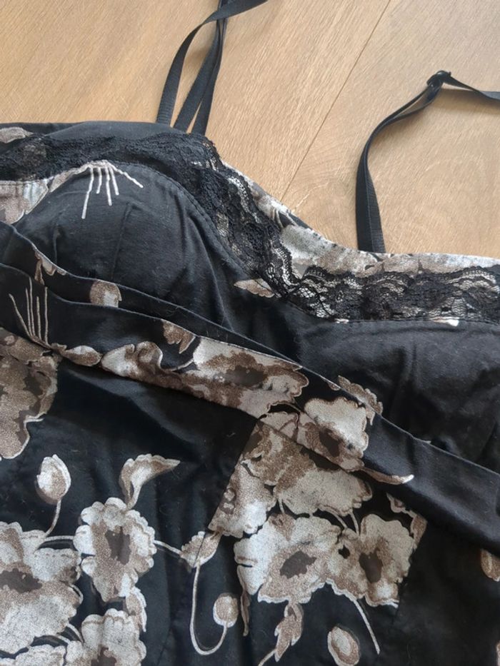 Jolie robe noire à fleurs avec dentelle - photo numéro 3